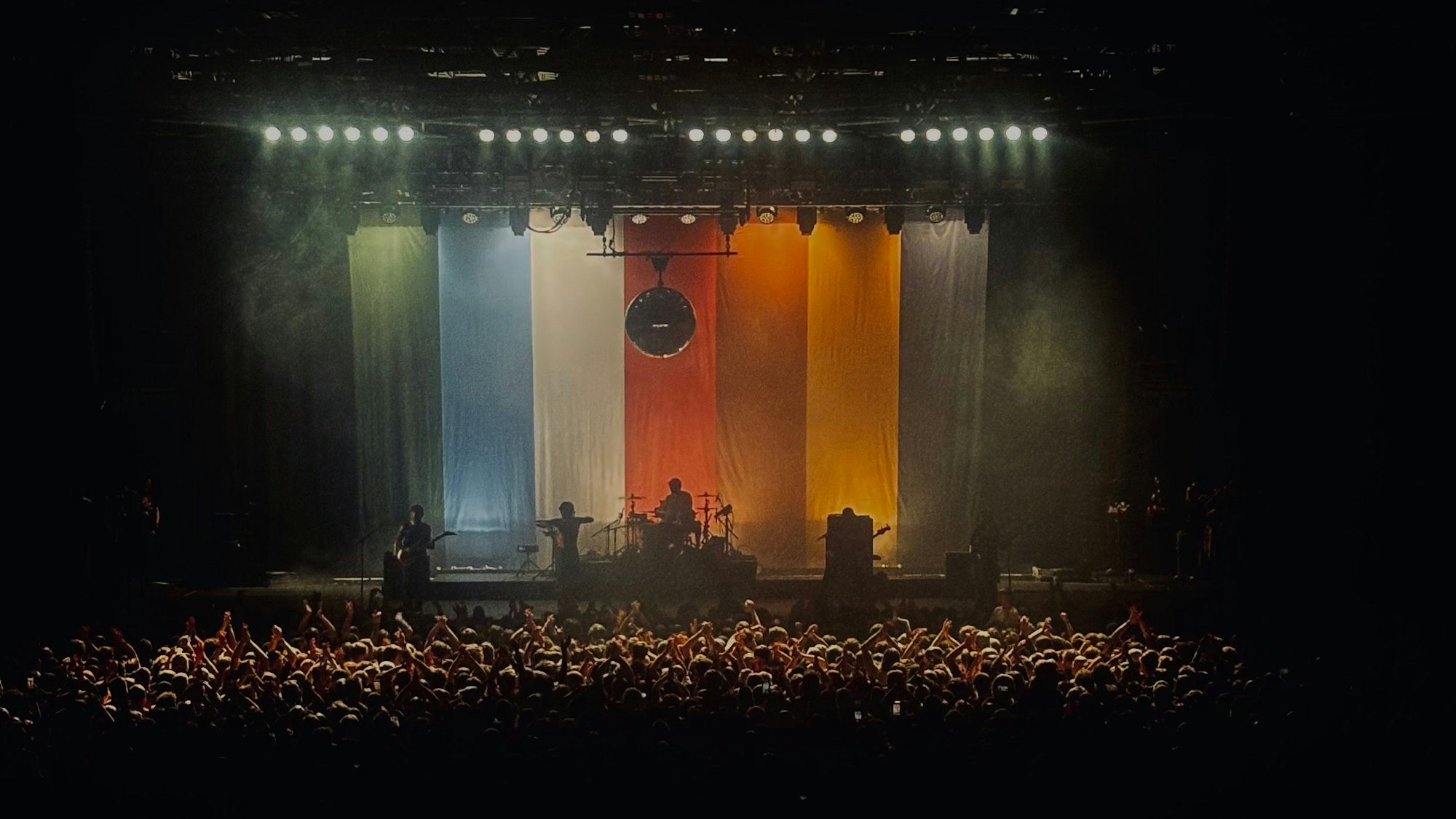 Das Bild zeigt ein Konzert der Band Turnstile in Düsseldorf. Foto: Kevin Goonewardena