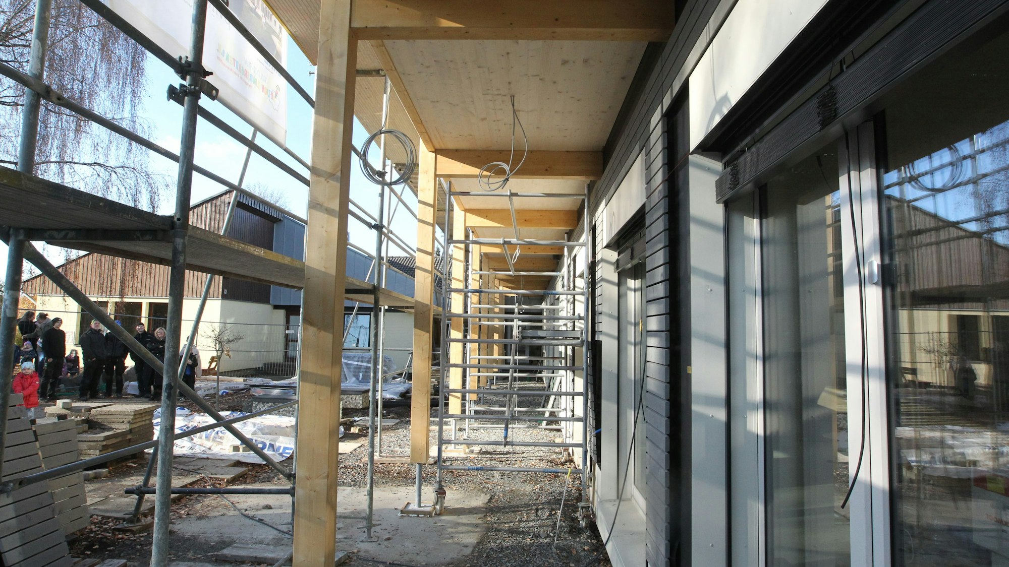 Auch der Balkon auf der Rückseite des Gebäudes ist aus Holz.