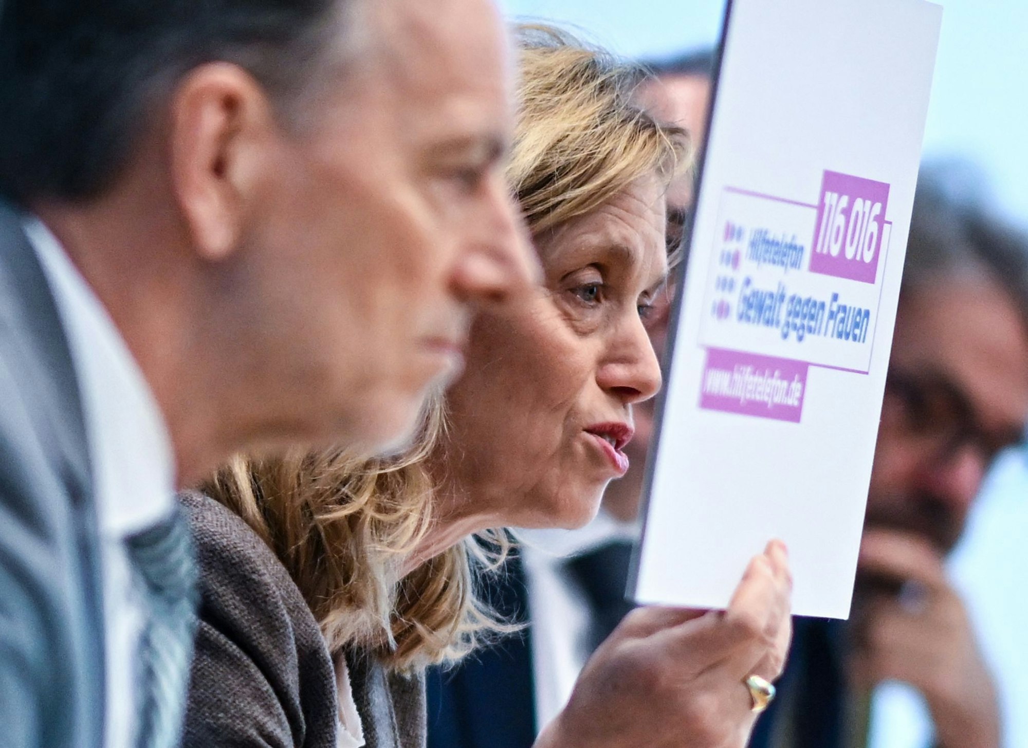 Familienministerin Karin Prien wirbt für das Hilfetelefon. Frauen können sich dort anonym melden, wenn sie beispielsweise von ihrem Partner bedroht oder geschlagen werden.