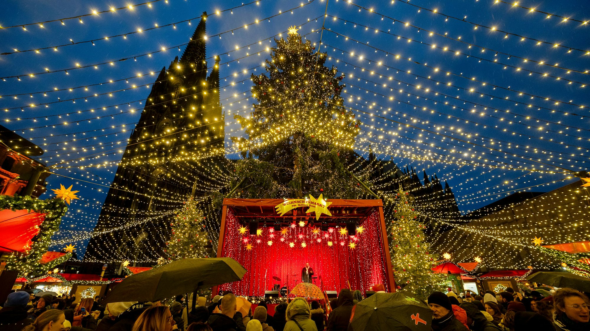 Der Weihnachtsmarkt am Kölner Dom mit einer Bühne vor dem Dom.