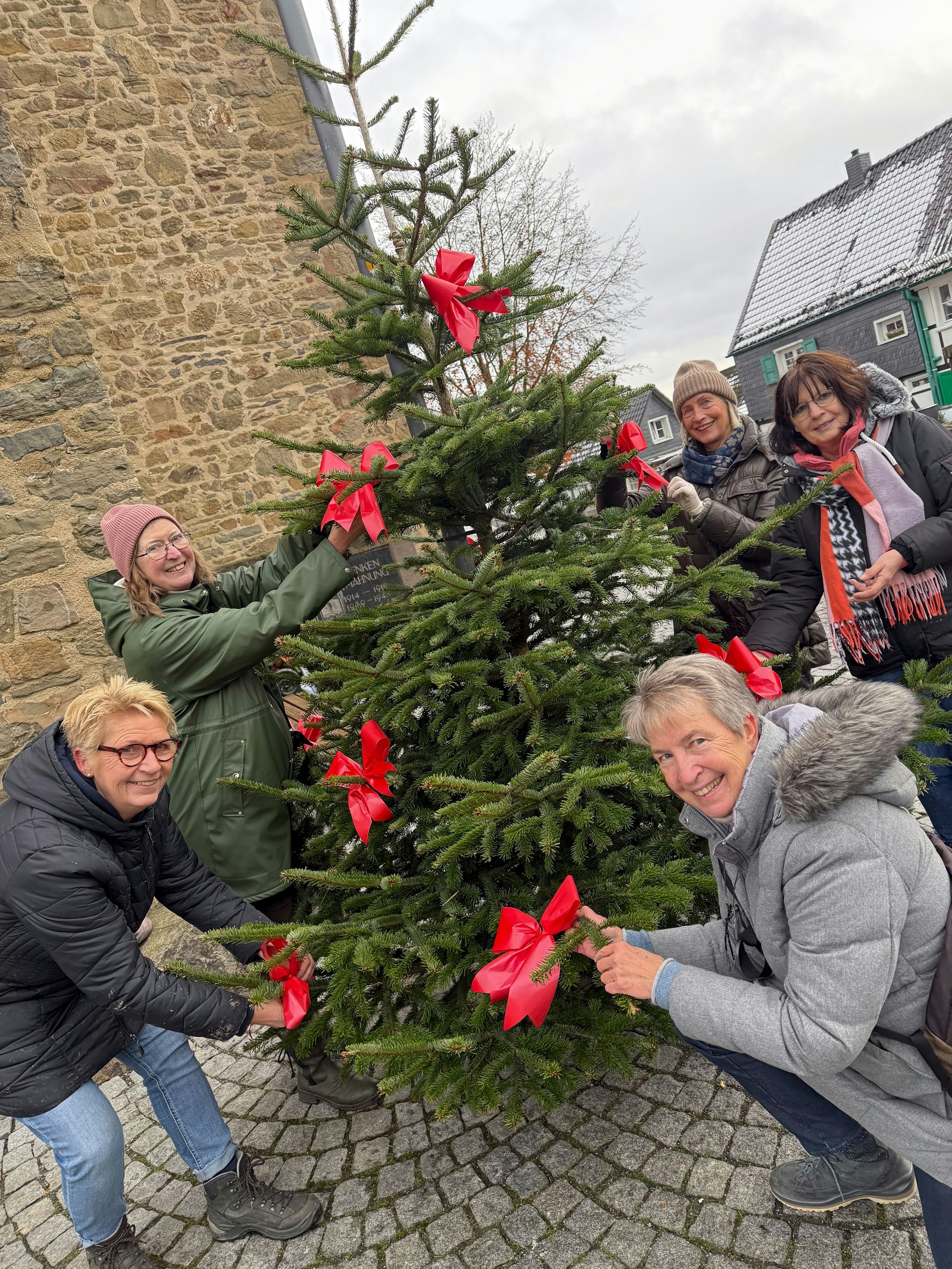 30 Bäume werden im Höhendorf aufgestellt und geschmückt.