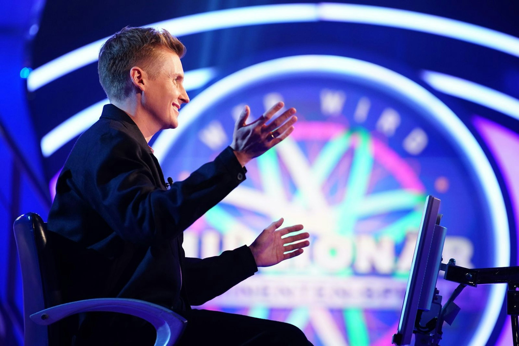 „Oh, jetzt werde ich nervös! Das ist wirklich ein kleiner Kindheitstraum“, sagte Till Reiners zu Beginn. (Bild: RTL / Stefan Gregorowius)