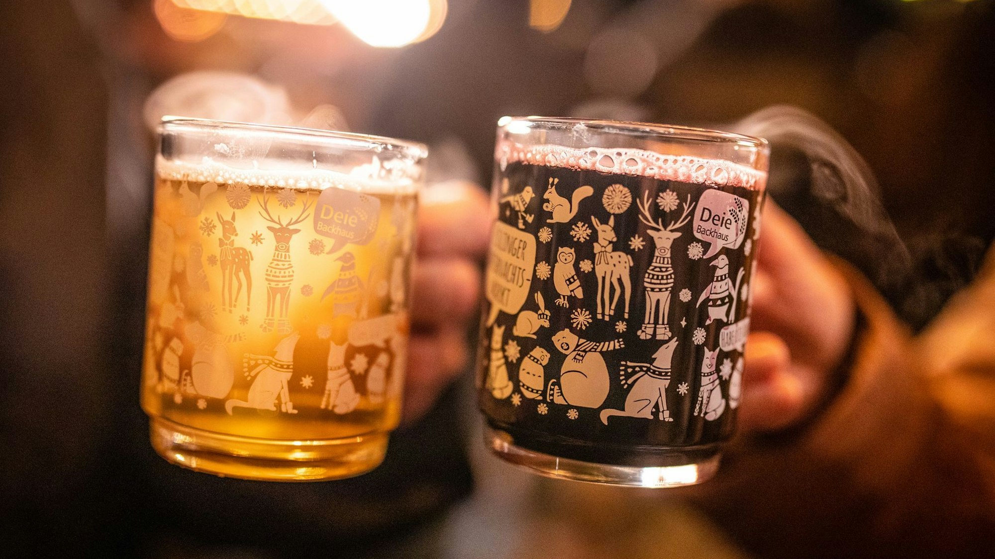 Auf Weihnachtsmärkten wird zwar viel Glühwein getrunken. Gegen die Kälte sind alkoholfreie Getränke jedoch besser geeignet. (Symbolbild)