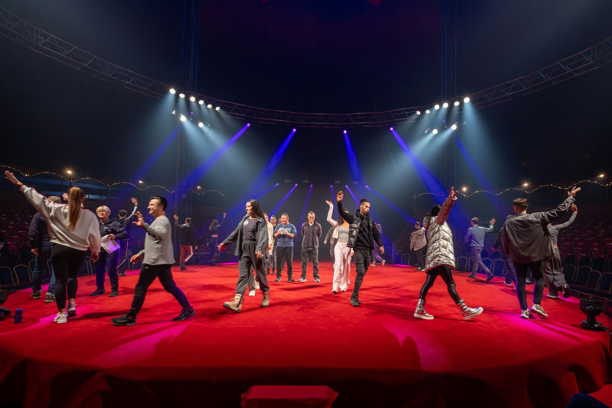 Die Artistinnen und Artisten kommen zum ersten Mal in der Manege zusammen.