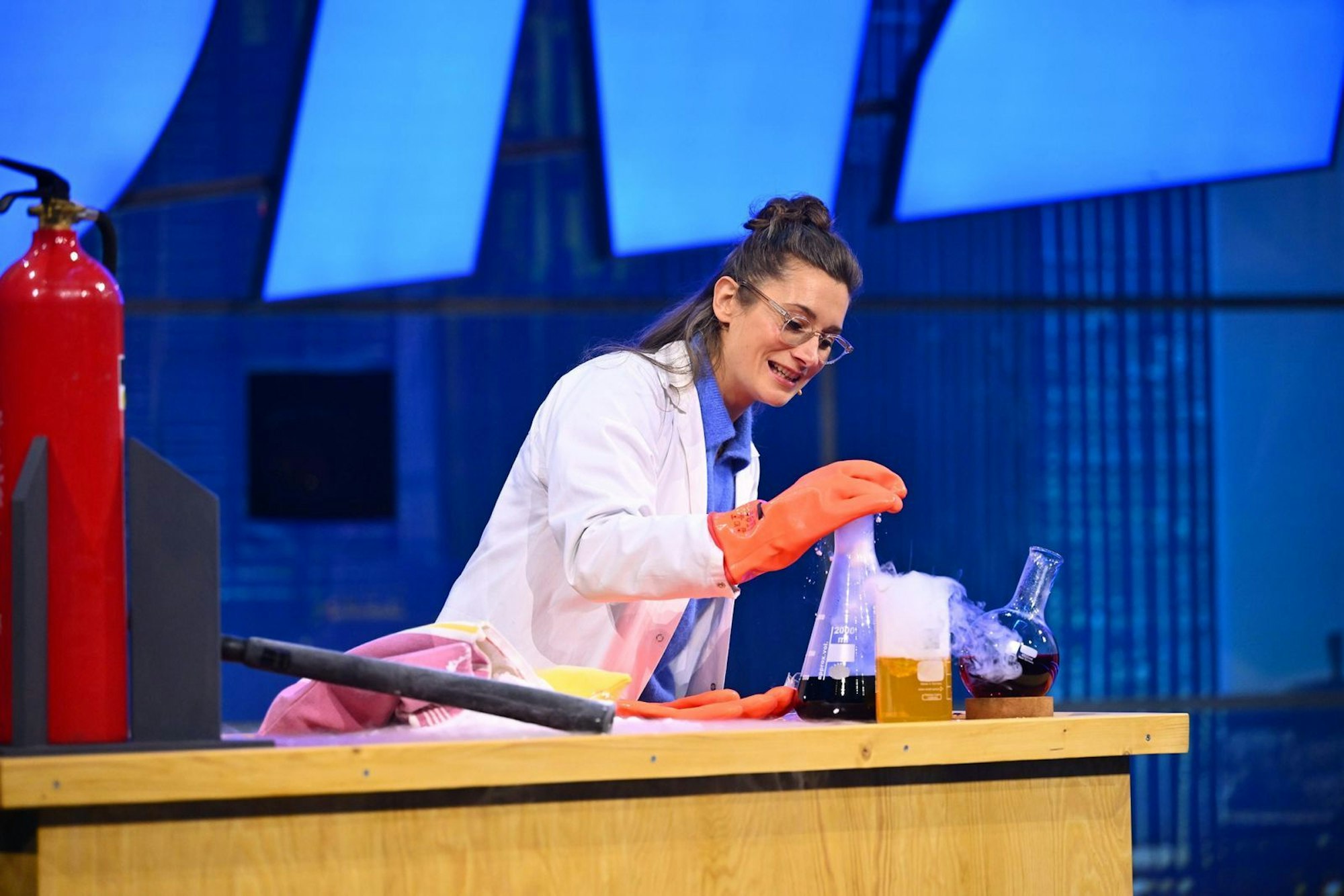 Wieder mit zwei spannenden Experimenten am Start: Fachfrau Dr. Lisa Budzinski. (Bild: RTL/Raab Entertainment/Willi Weber)