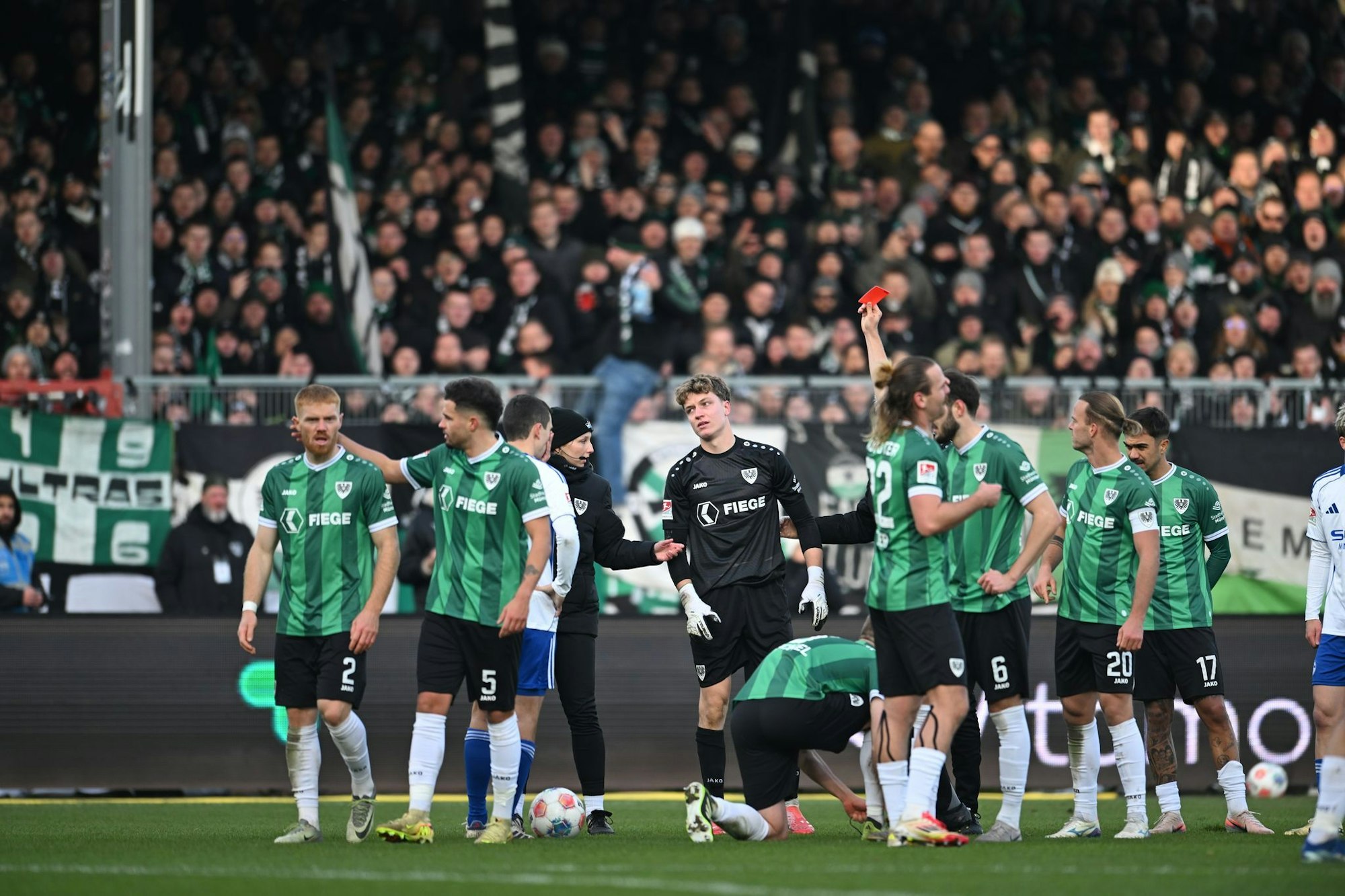 Münster spielte ab der 55. Minute nur noch mit zehn Mann.
