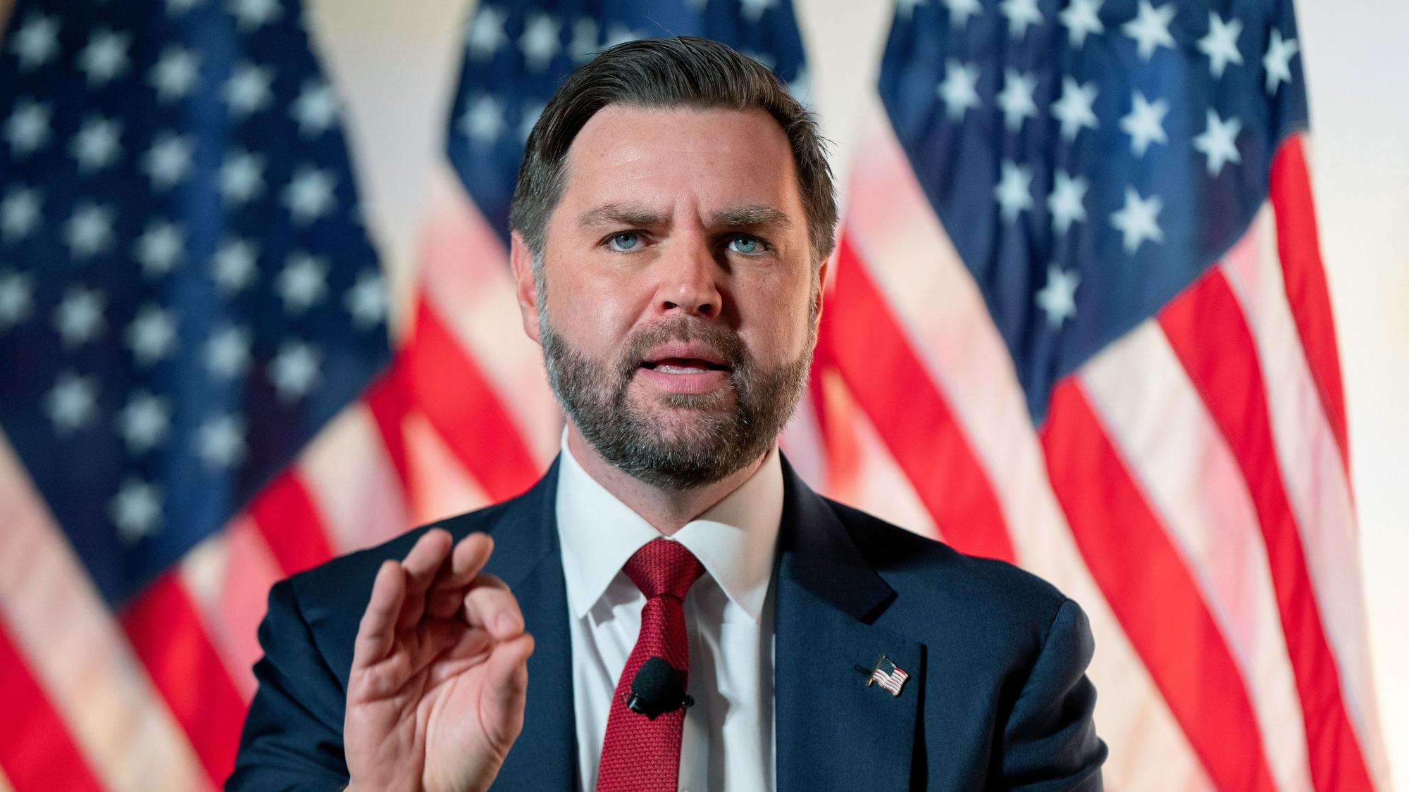 20.11.2025, USA, Washington: US-Vizepräsident JD Vance spricht mit dem Leiter des Washingtoner Büros von Breitbart News im Andrew W. Mellon Auditorium in Washington. Foto: Julia Demaree Nikhinson/AP/dpa +++ dpa-Bildfunk +++
