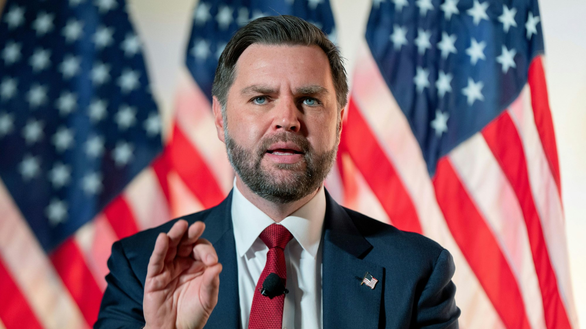 20.11.2025, USA, Washington: US-Vizepräsident JD Vance spricht mit dem Leiter des Washingtoner Büros von Breitbart News im Andrew W. Mellon Auditorium in Washington. Foto: Julia Demaree Nikhinson/AP/dpa +++ dpa-Bildfunk +++