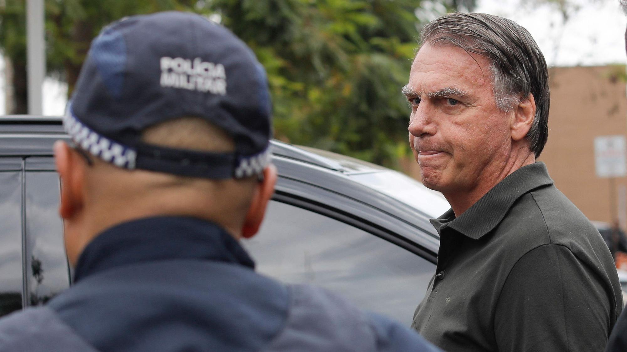 Jair Bolsonaro verlässt nach medizinischen Untersuchungen ein Krankenhaus in Brasília, während er unter Hausarrest steht.