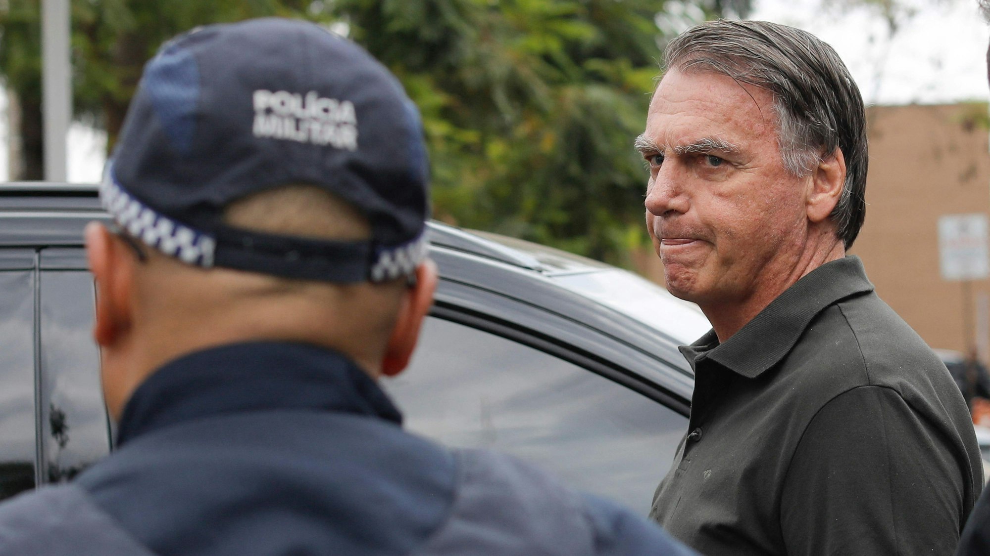 Jair Bolsonaro verlässt nach medizinischen Untersuchungen ein Krankenhaus in Brasília, während er unter Hausarrest steht.