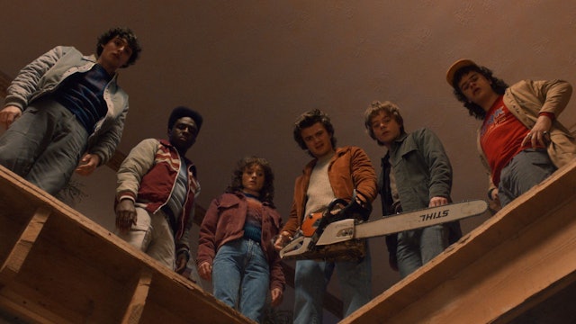 In der verschlafenen Kleinstadt Hawkins sind die kecken Kinder von einst zu Jugendlichen (von links: Finn Wolfhard, Caleb McLaughlin, Natalia Dyer, Joe Keery, Charlie Heaton, Gaten Matarazzo) herangewachsen und wehren sich mit dem passenden Werkzeug gegen die Monster der Schattenwelt. (Bild: Netflix)