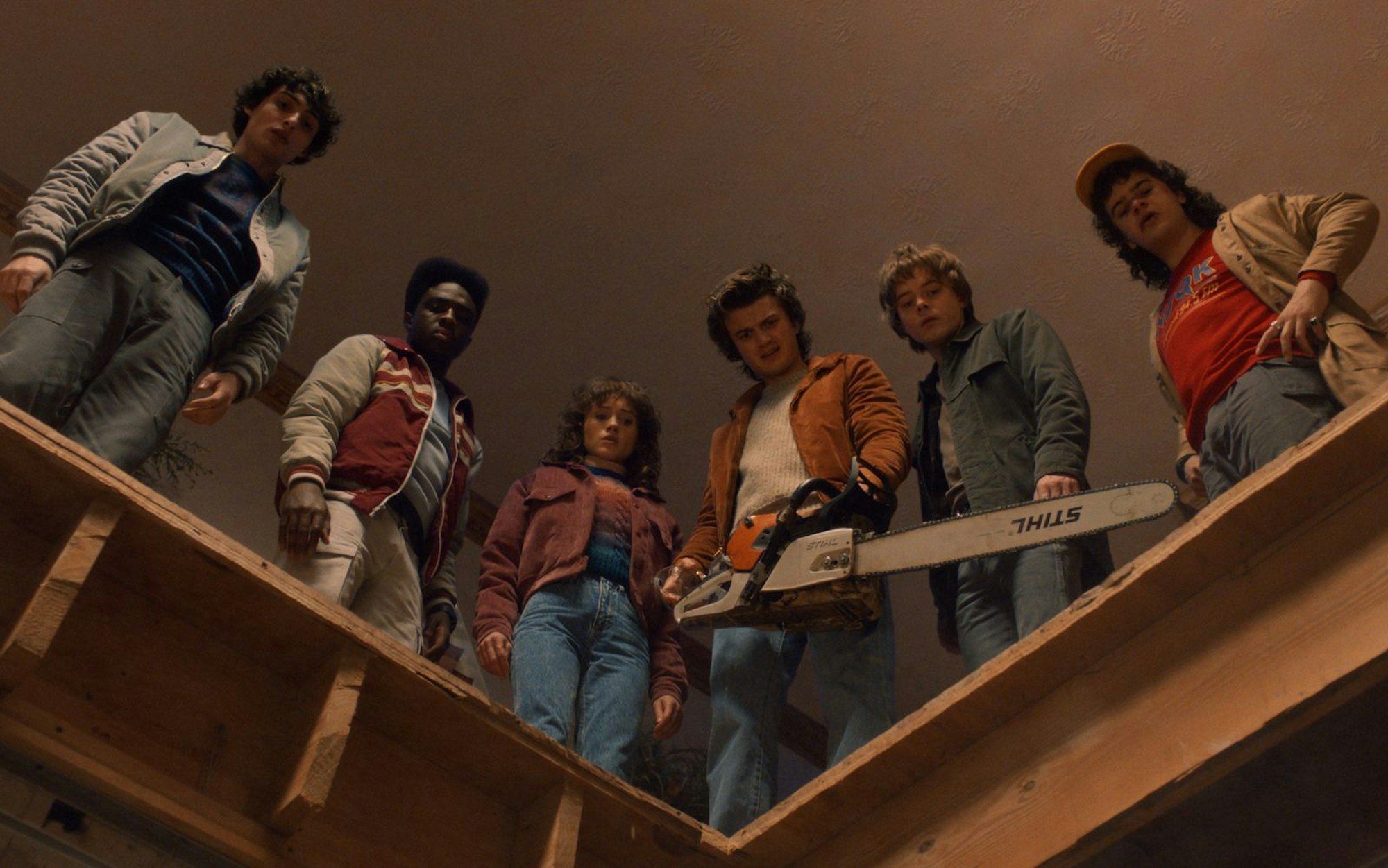 In der verschlafenen Kleinstadt Hawkins sind die kecken Kinder von einst zu Jugendlichen (von links: Finn Wolfhard, Caleb McLaughlin, Natalia Dyer, Joe Keery, Charlie Heaton, Gaten Matarazzo) herangewachsen und wehren sich mit dem passenden Werkzeug gegen die Monster der Schattenwelt. (Bild: Netflix)