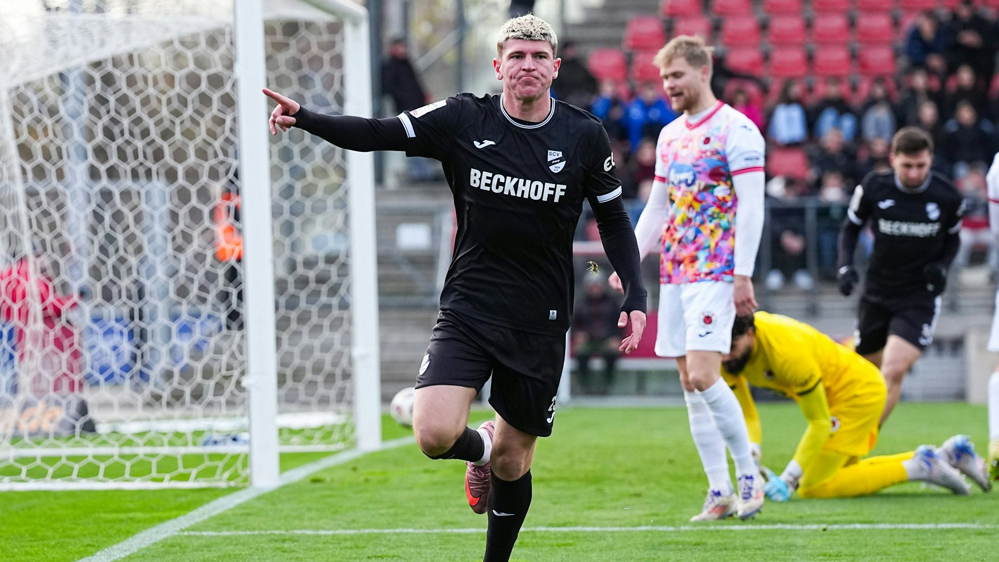 22.11.2025, xydrx, Fußball, 3.Liga, FC Viktoria Köln - SC Verl, Saison 2025 2026, Sportpark Höhenberg: Torjubel nach dem Tor zum 1:0 für den SC Verl durch Torschütze Alessio Besio SC Verl 23 DFB regulations prohibit any use of photographs as image sequences and or quasi-video. Nordrhein-Westfahlen Deutschland *** 22 11 2025, xydrx, Football, 3 Liga, FC Viktoria Köln SC Verl, Season 2025 2026, Sportpark Höhenberg Goal celebration after the goal to 1 0 for SC Verl by scorer Alessio Besio SC Verl 23 DFB regulations prohibit any use of photographs as image sequences and or quasi video Nordrhein Westfahlen Germany