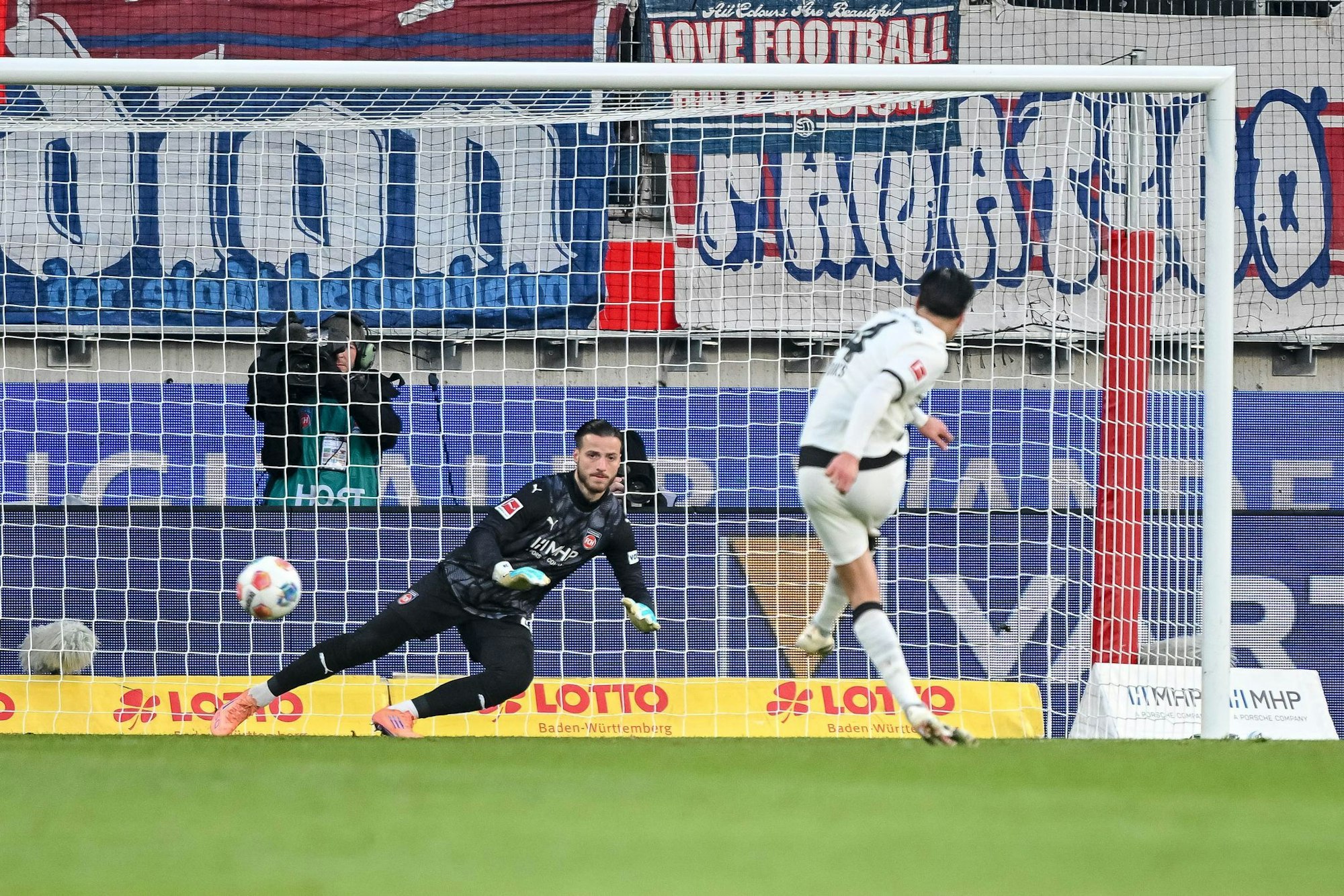 Kevin Diks traf per Elfmeter sicher ins linke Eck.