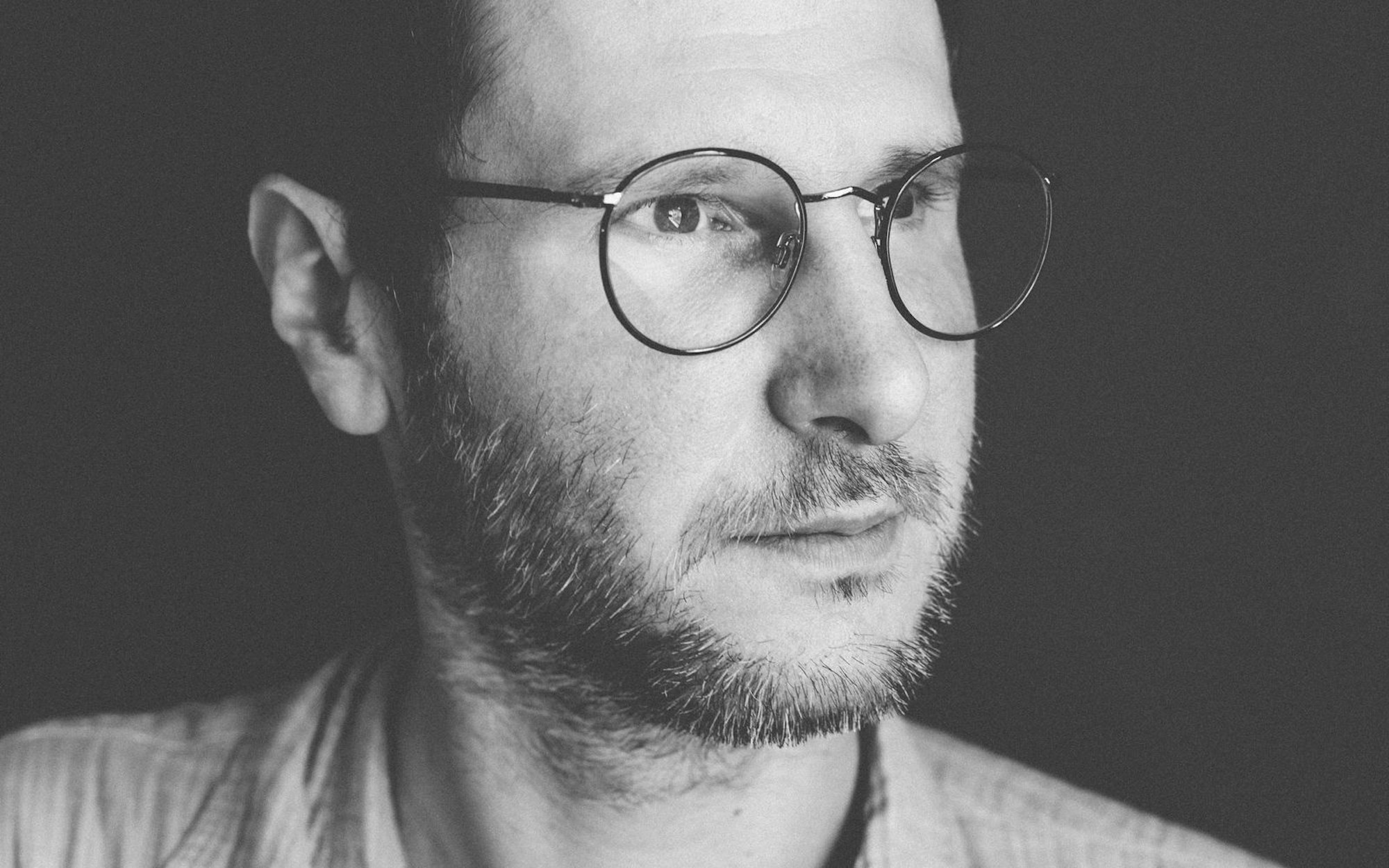 Der 38-jährige Frontmann von Wanda richtet den Blick nach innen: In seinem Buch „Dass es uns überhaupt gegeben hat“ erzählt Marco Wanda von Kunst als Überlebensinstinkt, überwältigendem Erfolg - und einer Trauer, die keine Deadline kennt. (Bild: Ingo Pertramer)