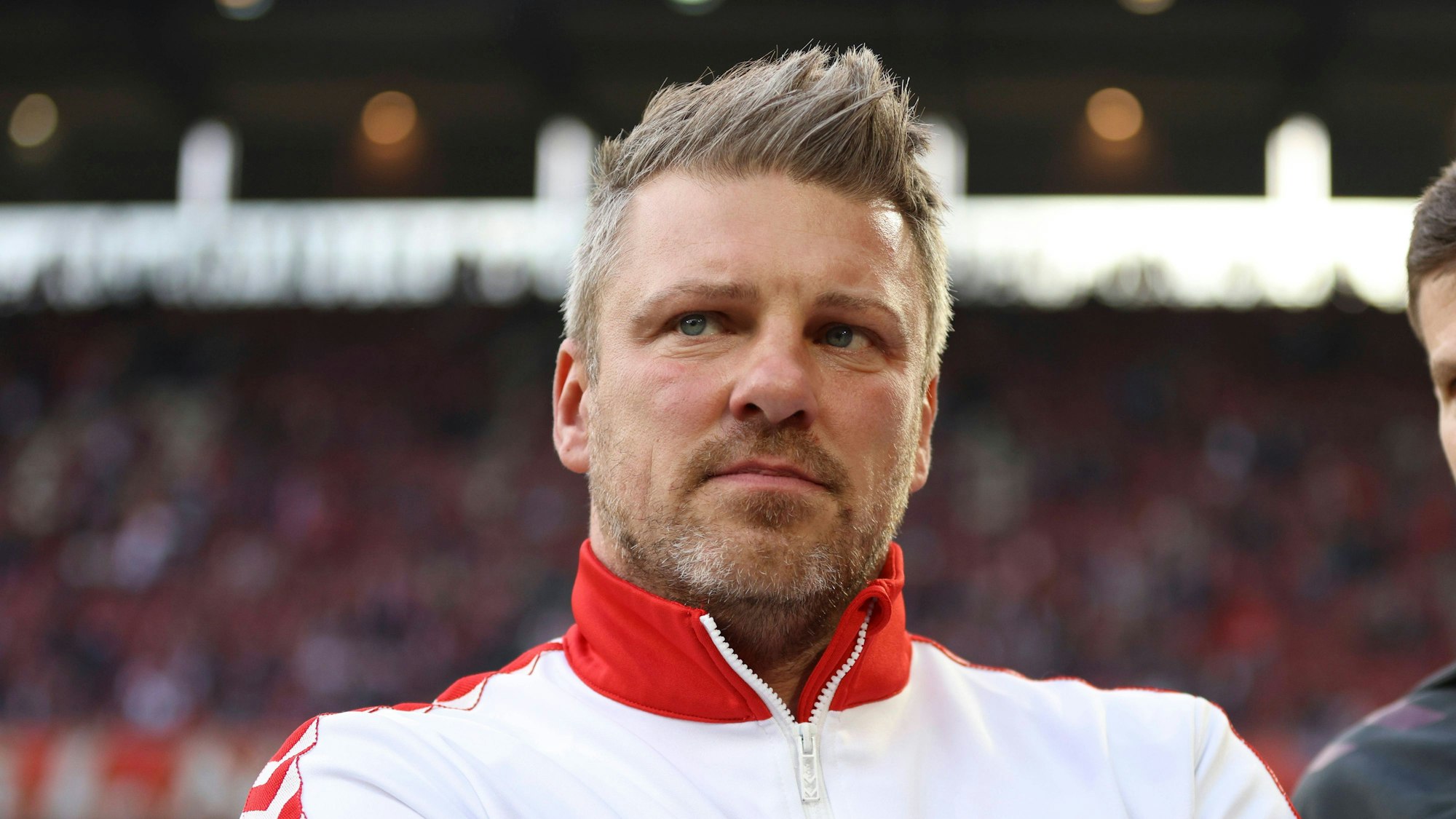 Lukas Kwasniok vor einem Spiel des 1. FC Köln.