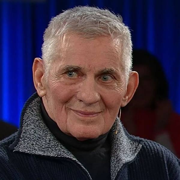 Schauspieler Heinz Hoenig schaut in die Runde.