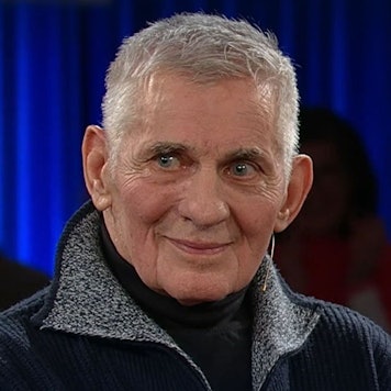 Schauspieler Heinz Hoenig schaut in die Runde.