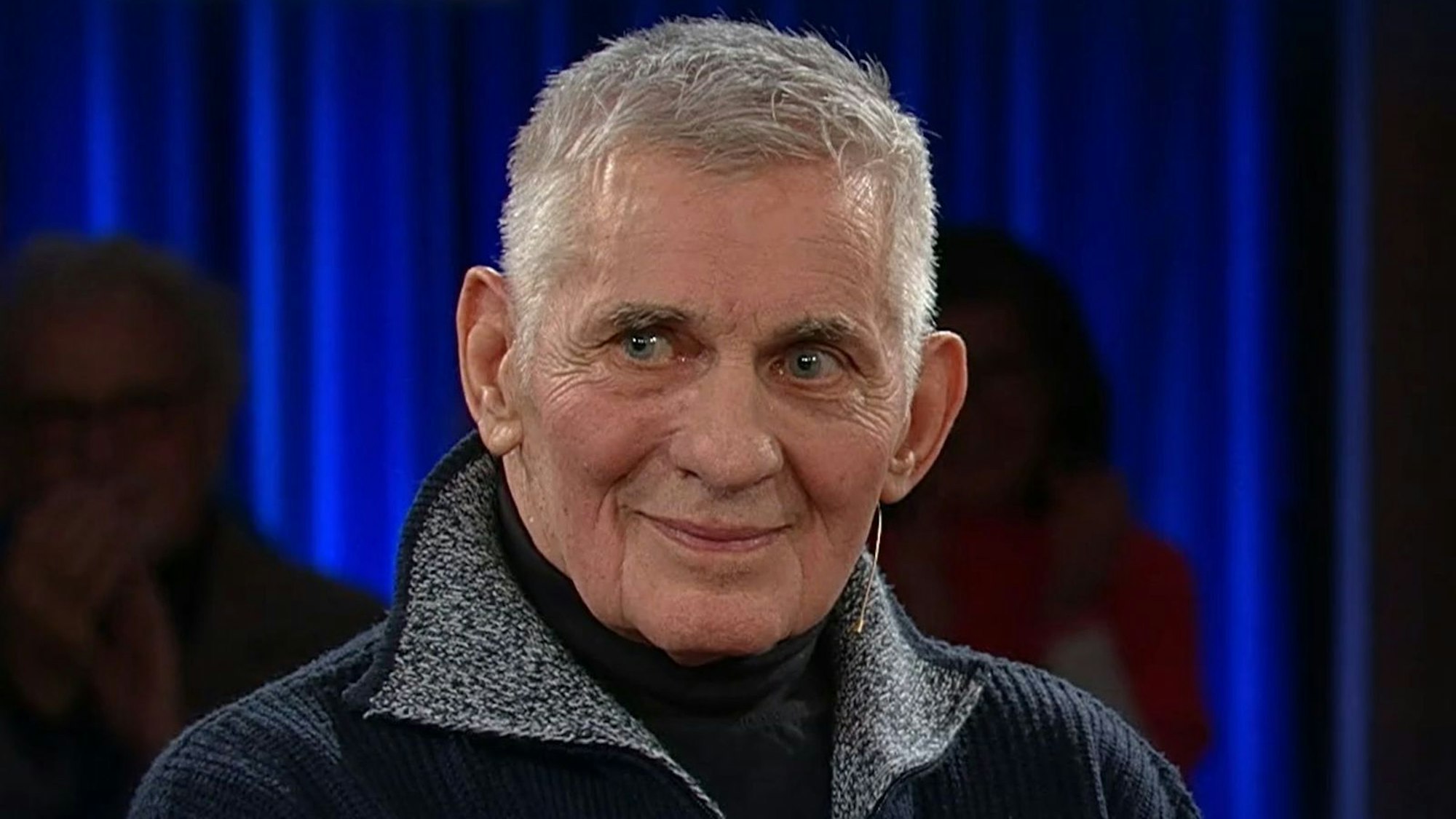 Schauspieler Heinz Hoenig schaut in die Runde.