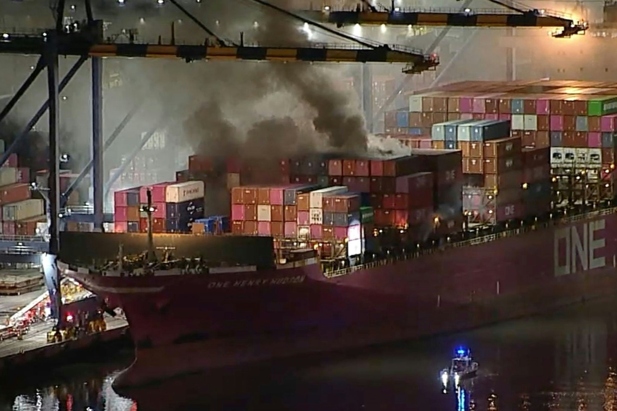Am Freitagabend war das Feuer auf dem im Hafen von LA angedockten Schiff ausgebrochen, auch Container mit Gefahrstoffen brennen.