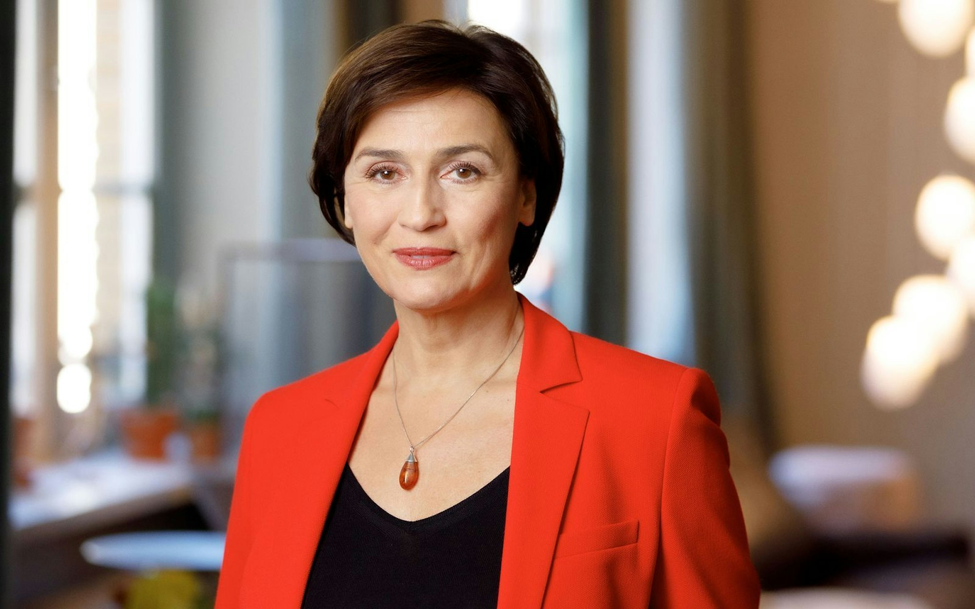 Sandra Maischberger kennen die meisten als Gastgeberin der nach ihr benannten ARD-Talkshow. (Bild: WDR/Peter Rigaud)