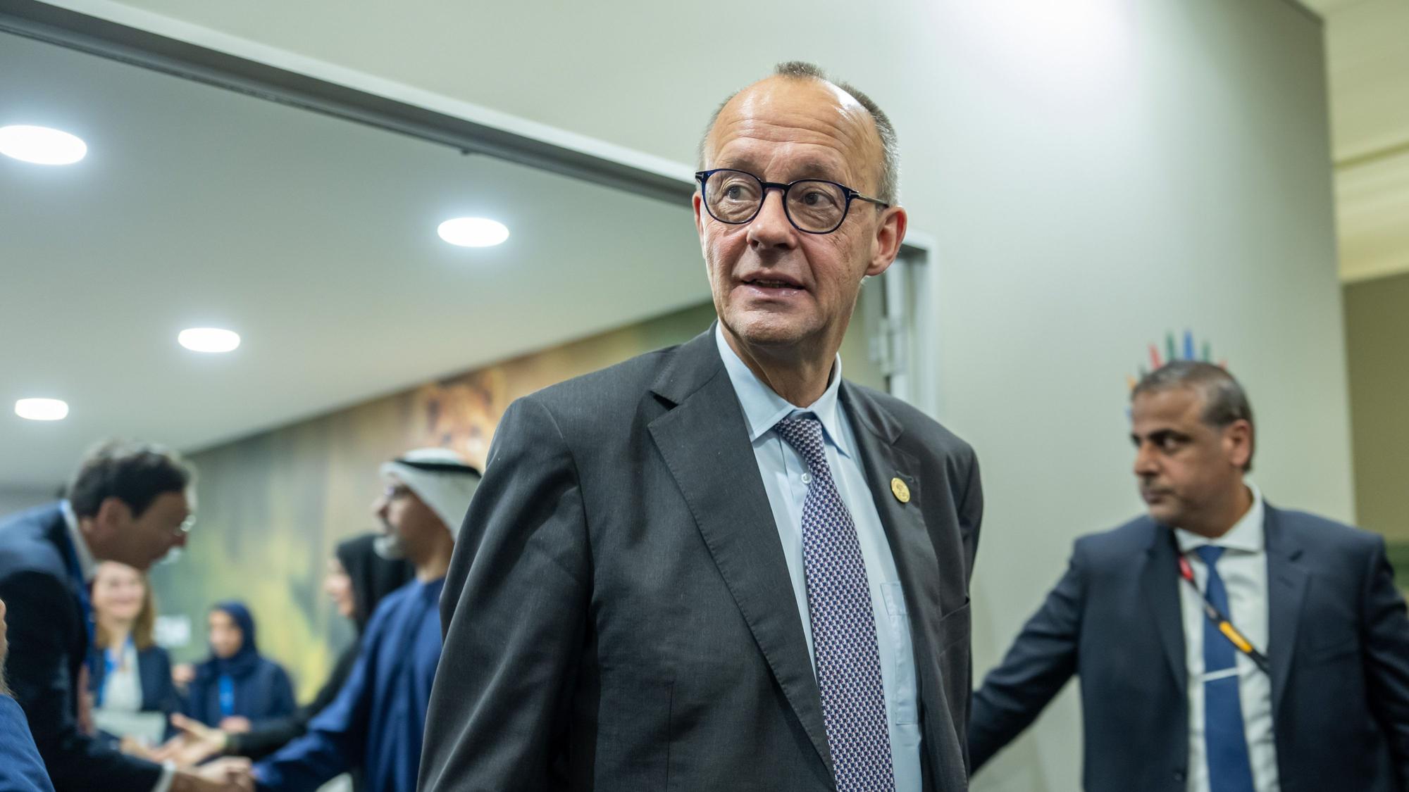 Südafrika, Johannesburg: Bundeskanzler Friedrich Merz (CDU) geht zu einem bilateralen Treffen beim G20- Gipfel.