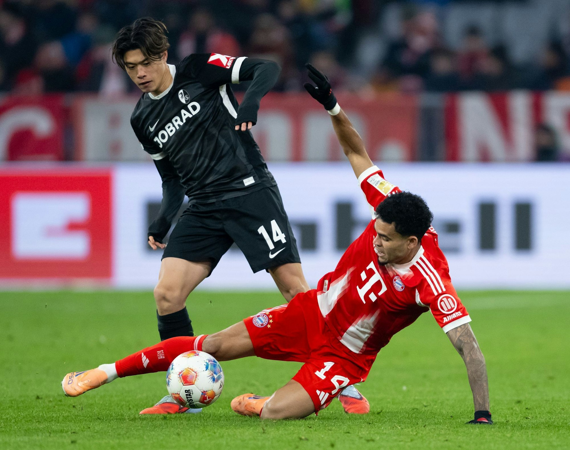 Luis Díaz (r) wurde in der Champions League für drei Spiele gesperrt.