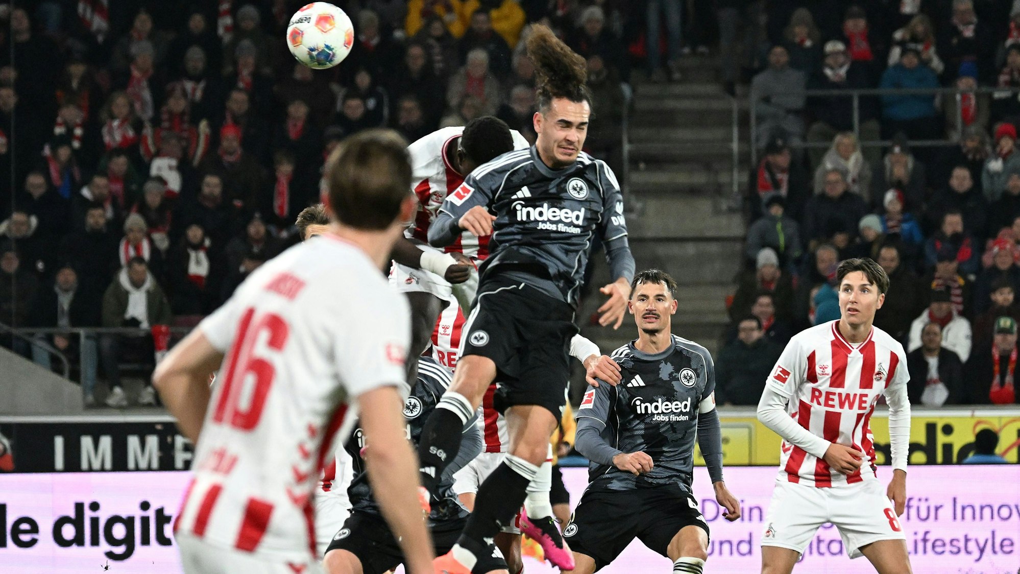 Theate setzt sich leicht gegen Ragnar Ache durch und trifft zum 1:1. Es war der erste von zahlreichen Kölner Abwehrfehlern am Samstagnachmittag.