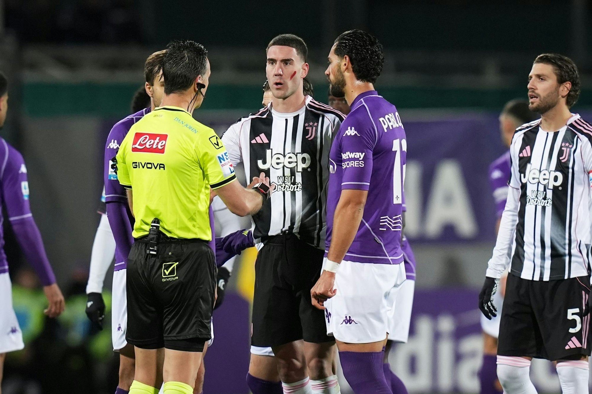 Juventus-Spieler Dusan Vlahovic (M) wurde im Spiel gegen seinen Ex-Club AC Florenz von Fans rassistisch beleidigt.