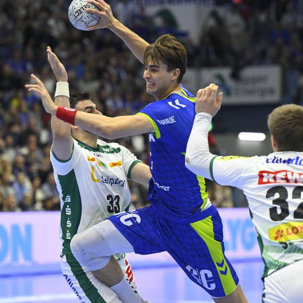 Julian Köster setzt sich gegen zwei Leipziger Abwehrspieler durch.