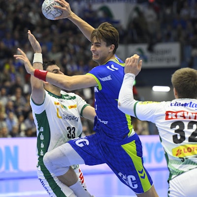 Julian Köster setzt sich gegen zwei Leipziger Abwehrspieler durch.