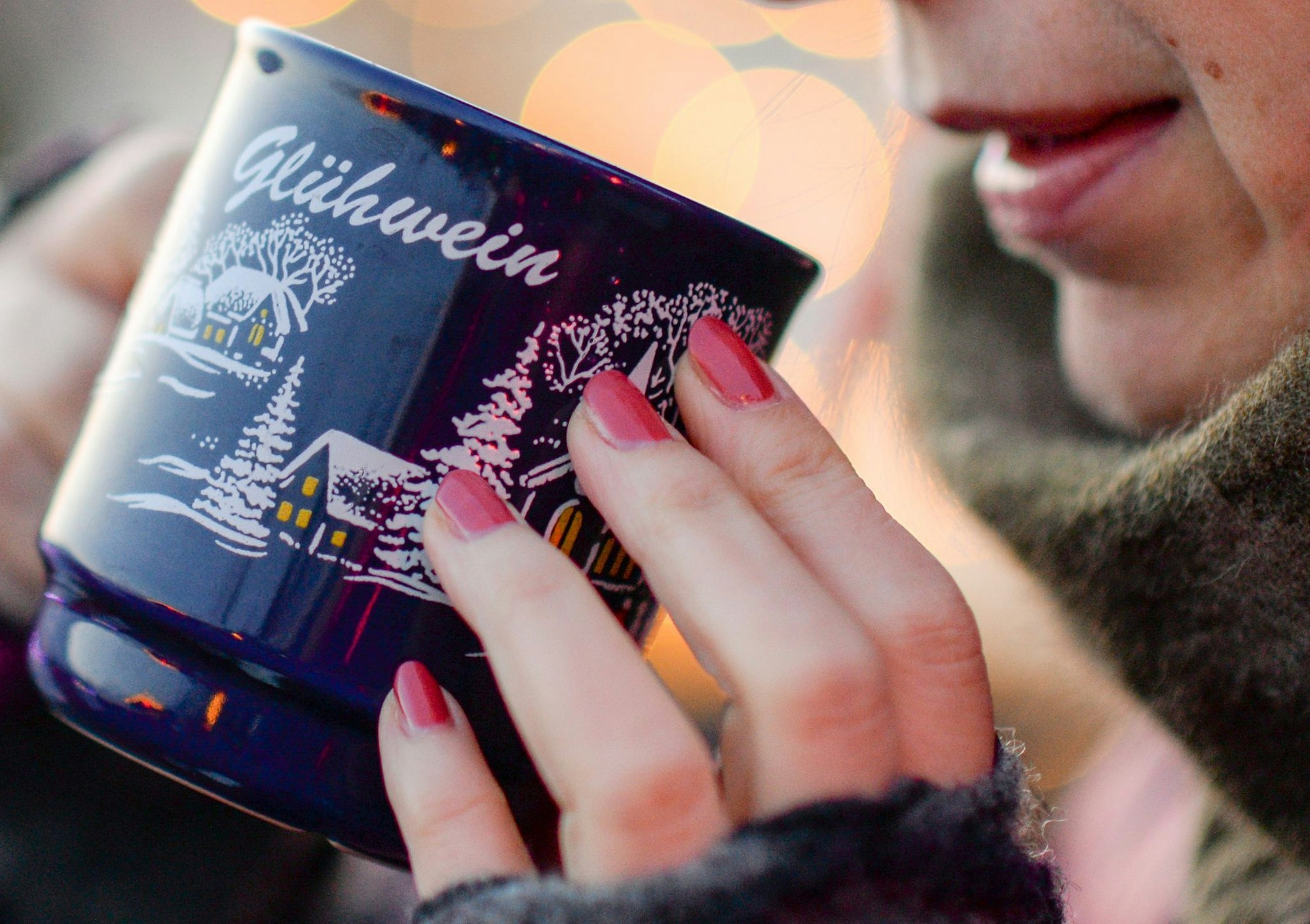 Zum Besuch auf dem Weihnachtsmarkt gehört er für viele dazu: Der Glühwein - gerne mit Schuss - scheint ideal zum Aufwärmen, doch der Effekt ist nur kurzzeitig und trügerisch. (Symbolbild)