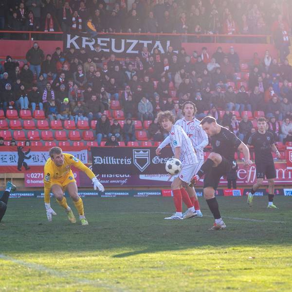 Oemer Tokac Sportfreunde Siegen, 14 schiebt zum 1-0 ein. Lennart Winkler Fortuna Koeln, 1 ist geschlagen Sportfreunde Siegen - Fortuna Köln 22.11.2025 Fussball, Regionalliga West, 16. Spieltag, GER, Siegen, Leimbachstadion *** Oemer Tokac Sportfreunde Siegen, 14 pushes in for 1 0 Lennart Winkler Fortuna Koeln, 1 is beaten Sportfreunde Siegen Fortuna Köln 22 11 2025 Soccer, Regionalliga West, Matchday 16, GER, Siegen, Leimbachstadion Copyright: HMBxMedia/xMarcoxBader