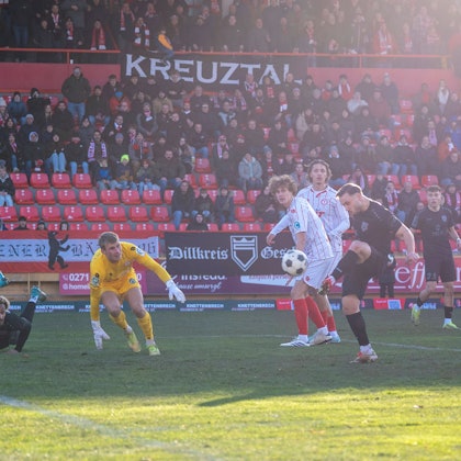 Oemer Tokac Sportfreunde Siegen, 14 schiebt zum 1-0 ein. Lennart Winkler Fortuna Koeln, 1 ist geschlagen Sportfreunde Siegen - Fortuna Köln 22.11.2025 Fussball, Regionalliga West, 16. Spieltag, GER, Siegen, Leimbachstadion *** Oemer Tokac Sportfreunde Siegen, 14 pushes in for 1 0 Lennart Winkler Fortuna Koeln, 1 is beaten Sportfreunde Siegen Fortuna Köln 22 11 2025 Soccer, Regionalliga West, Matchday 16, GER, Siegen, Leimbachstadion Copyright: HMBxMedia/xMarcoxBader