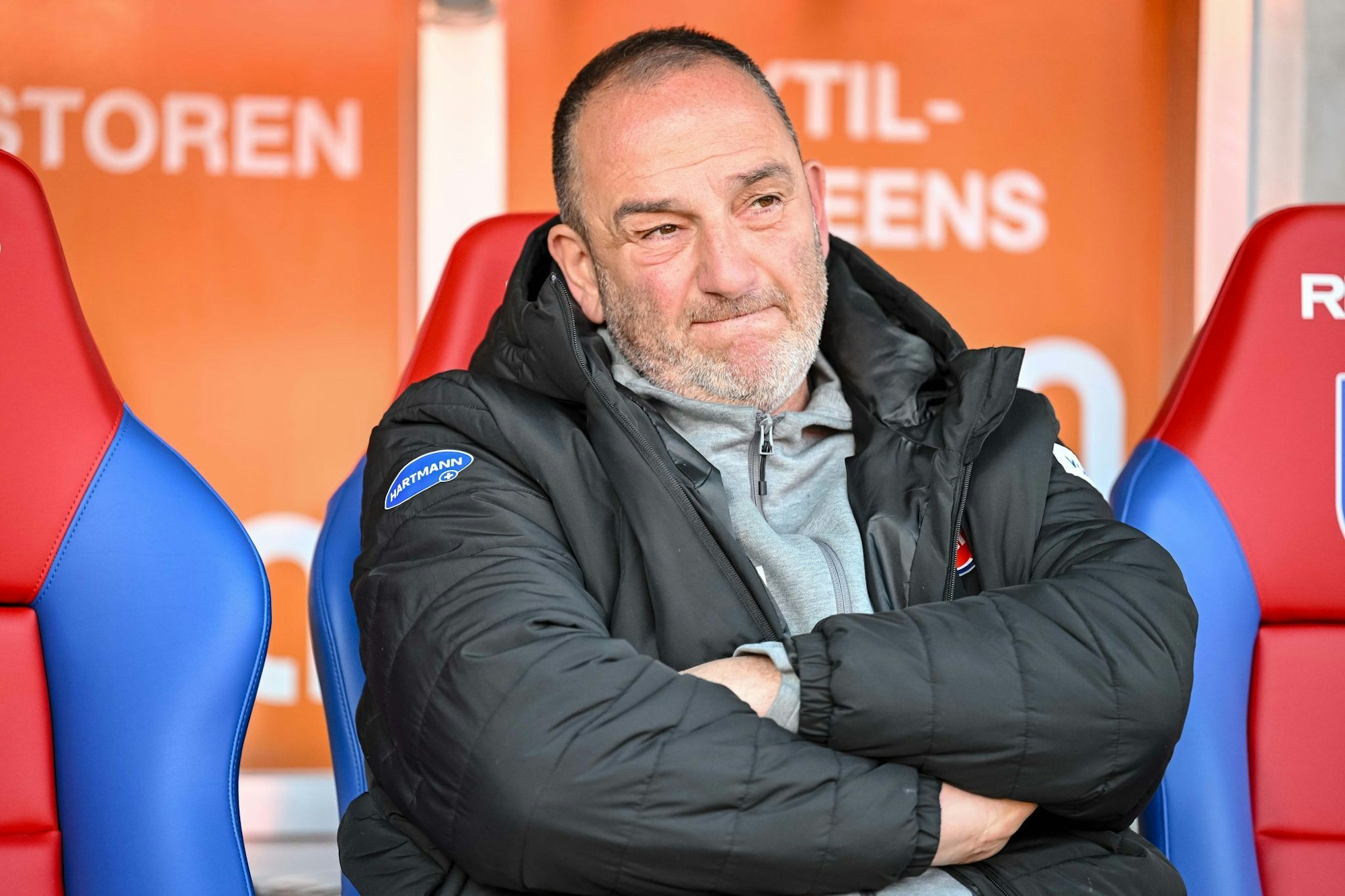 Heidenheims Trainer Frank Schmidt steht mit seinem Team unter Druck.