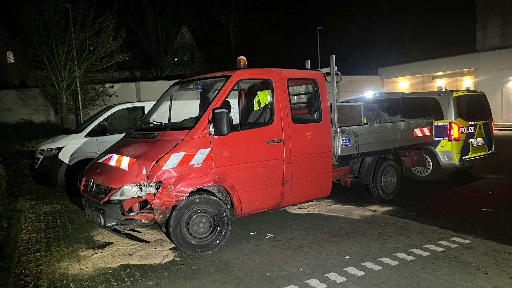Auf dem Parkplatz eines Lebensmitteldiscounters wurde ein verdächtiges Fahrzeug mit frischen Unfallspuren gefunden.
