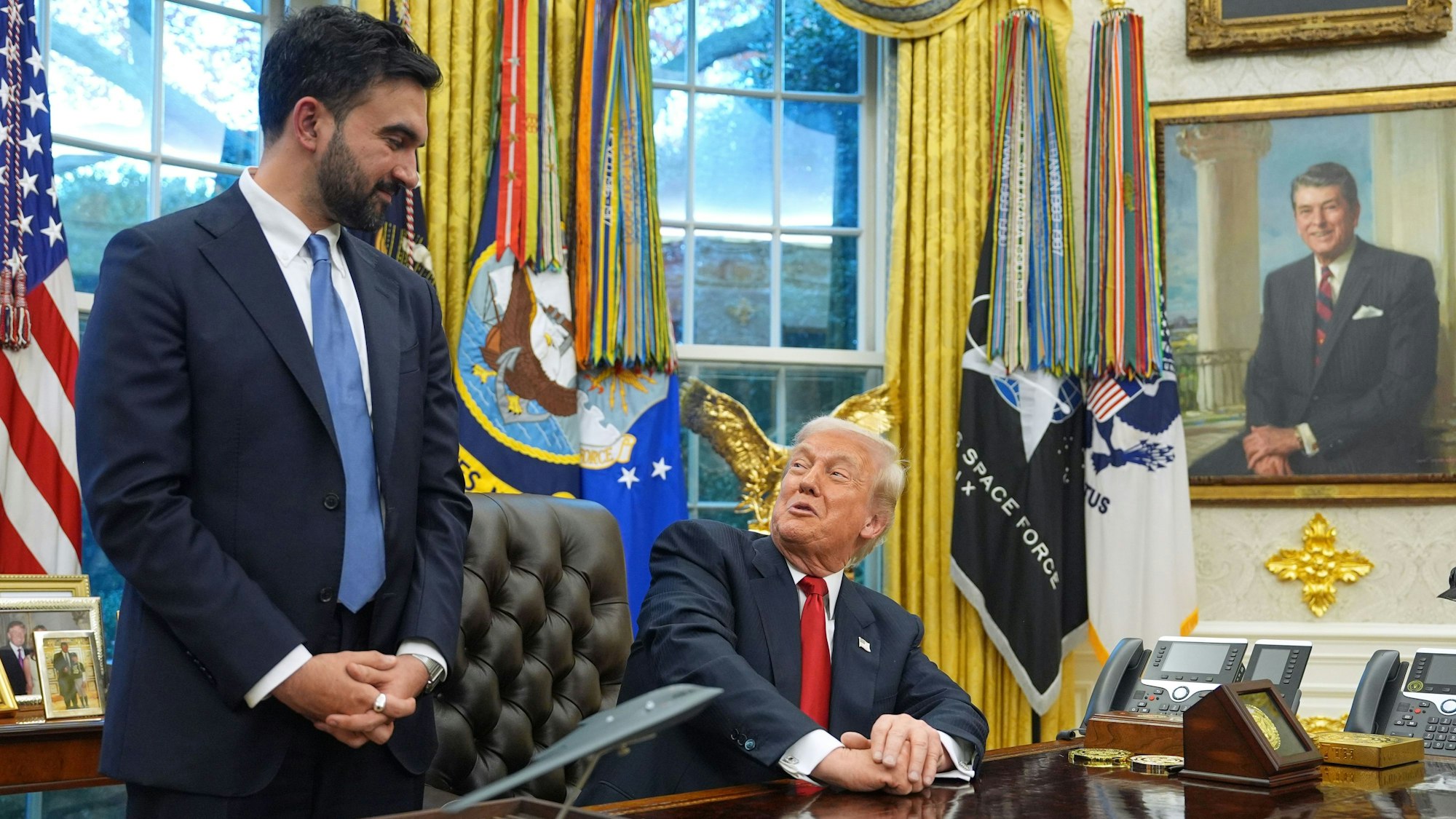 US-Präsident Donald Trump (r) und der gewählte Bürgermeister von New York City, Zohran Mamdani, treffen sich im Oval Office des Weißen Hauses.