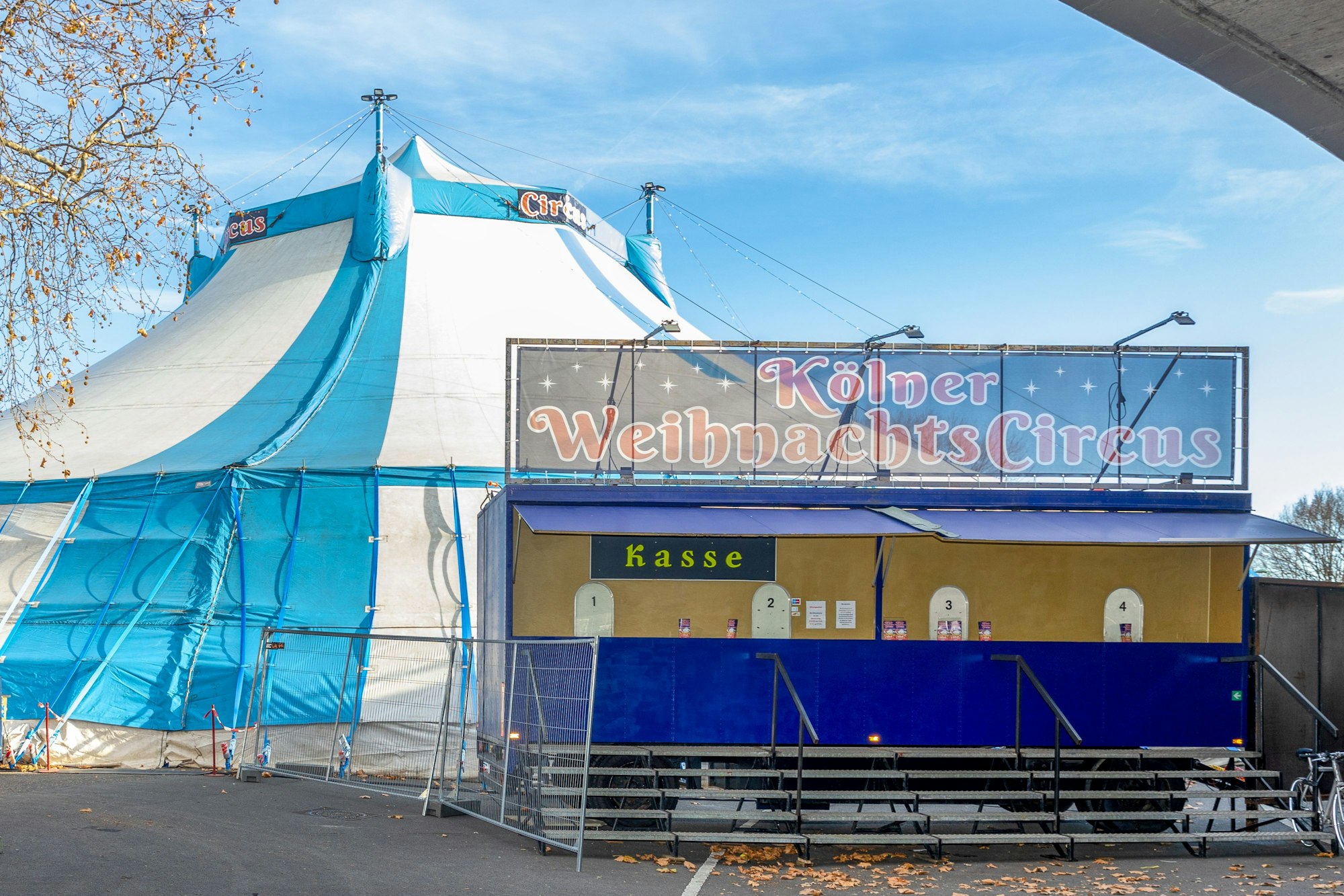 Blick auf das Zelt des Kölner Weihnachtscircus.