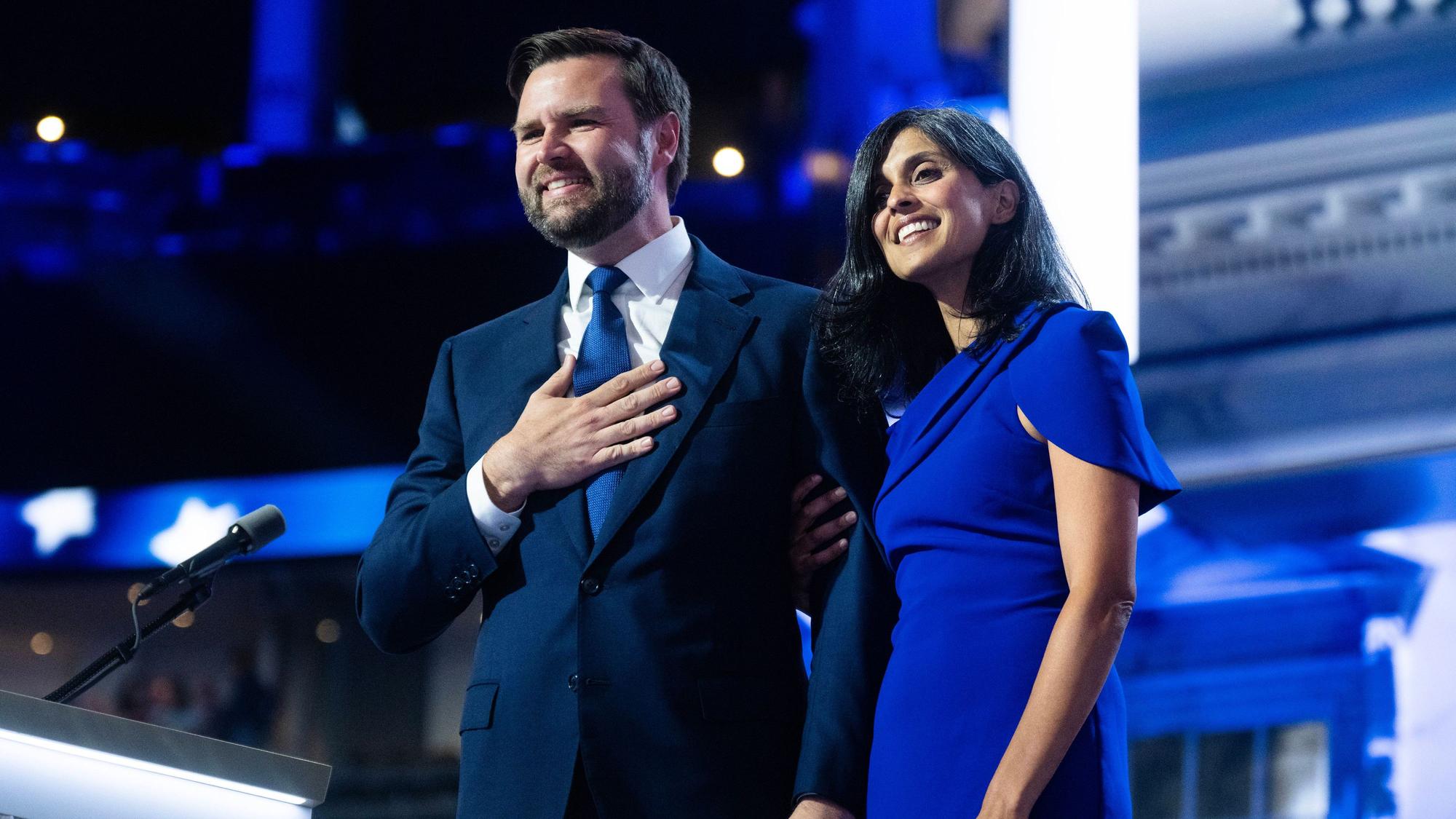 Senator JD Vance und seine Frau Usha Chilukuri Vance im Fiserv Forum in Milwaukee nach seiner Rede auf dem Republican National Convention.