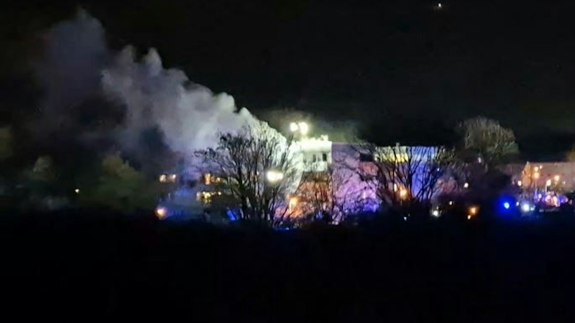 Dichter Rauch steigt aus dem Fenster einer Wohnung in einem Mehrfamilienhaus.