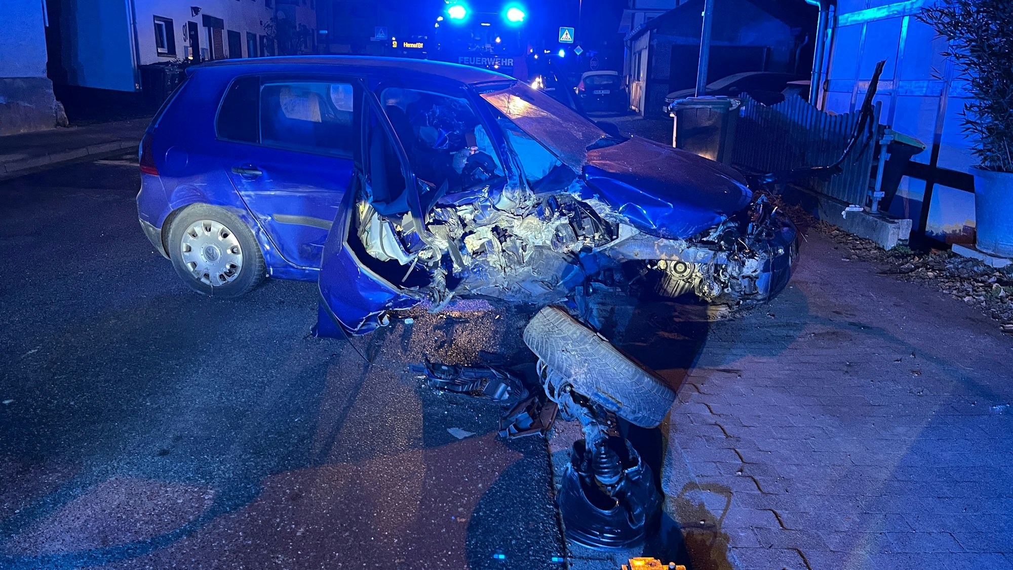 In Hennef-Bröl prallte ein Auto gegen ein Haus und schleuderte quer über die Straße.