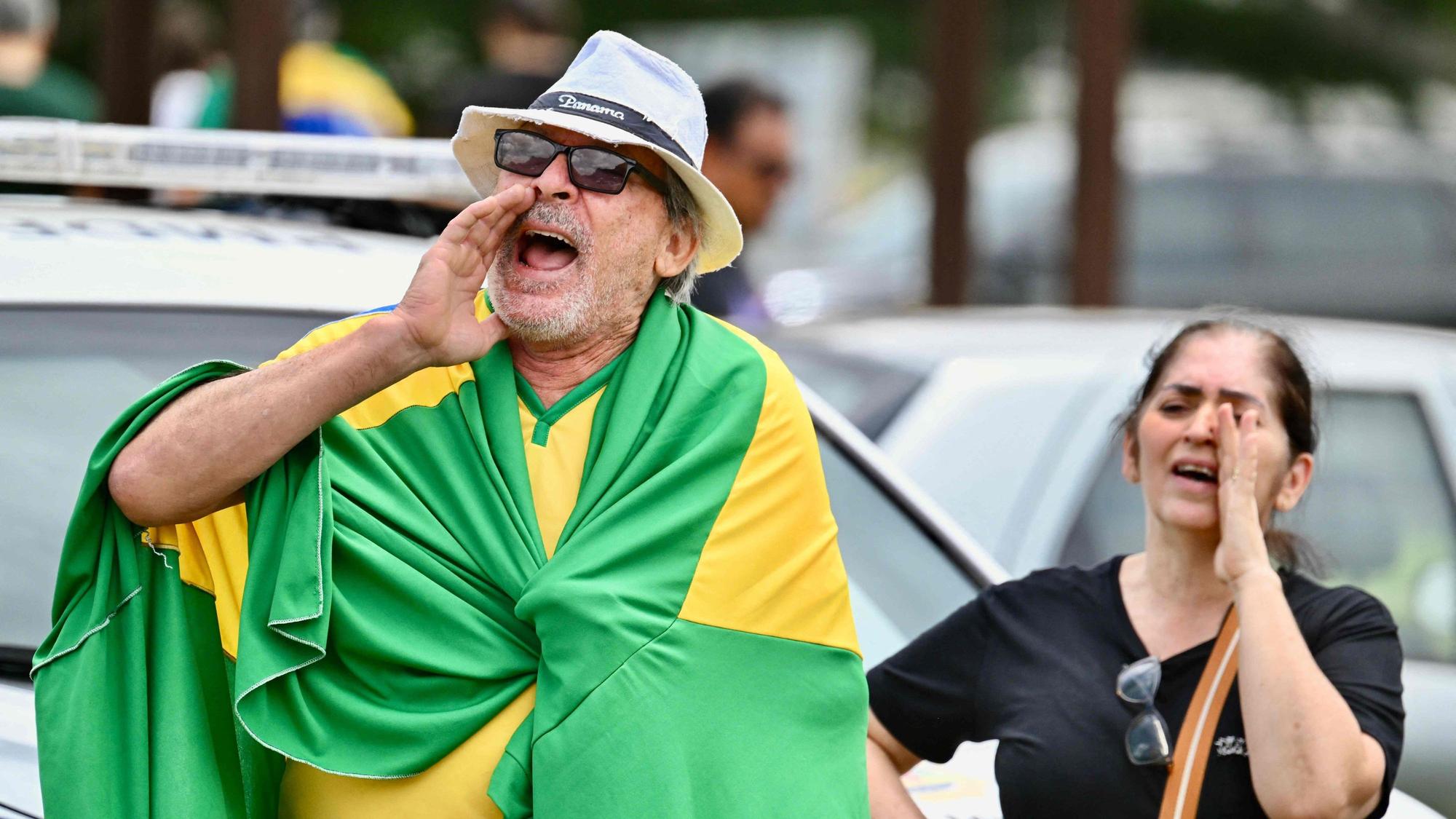 Anhänger von Jair Bolsonaro demonstrieren vor der Bundespolizeizentrale in Brasília, wohin der frühere Präsident zuvor aus dem Hausarrest in Polizeigewahrsam verlegt worden war. Das Gericht stuft ihn wegen möglicher Fluchtgefahr als Risikofall ein.