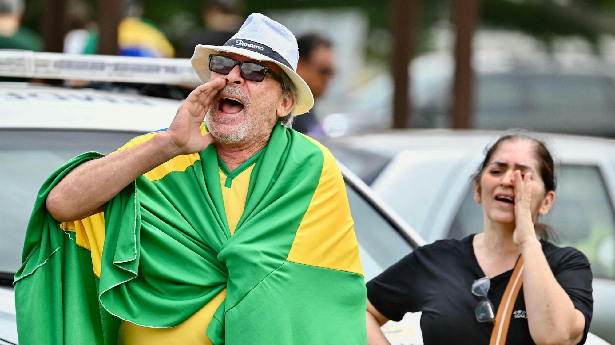 Anhänger von Jair Bolsonaro demonstrieren vor der Bundespolizeizentrale in Brasília, wohin der frühere Präsident zuvor aus dem Hausarrest in Polizeigewahrsam verlegt worden war. Das Gericht stuft ihn wegen möglicher Fluchtgefahr als Risikofall ein.
