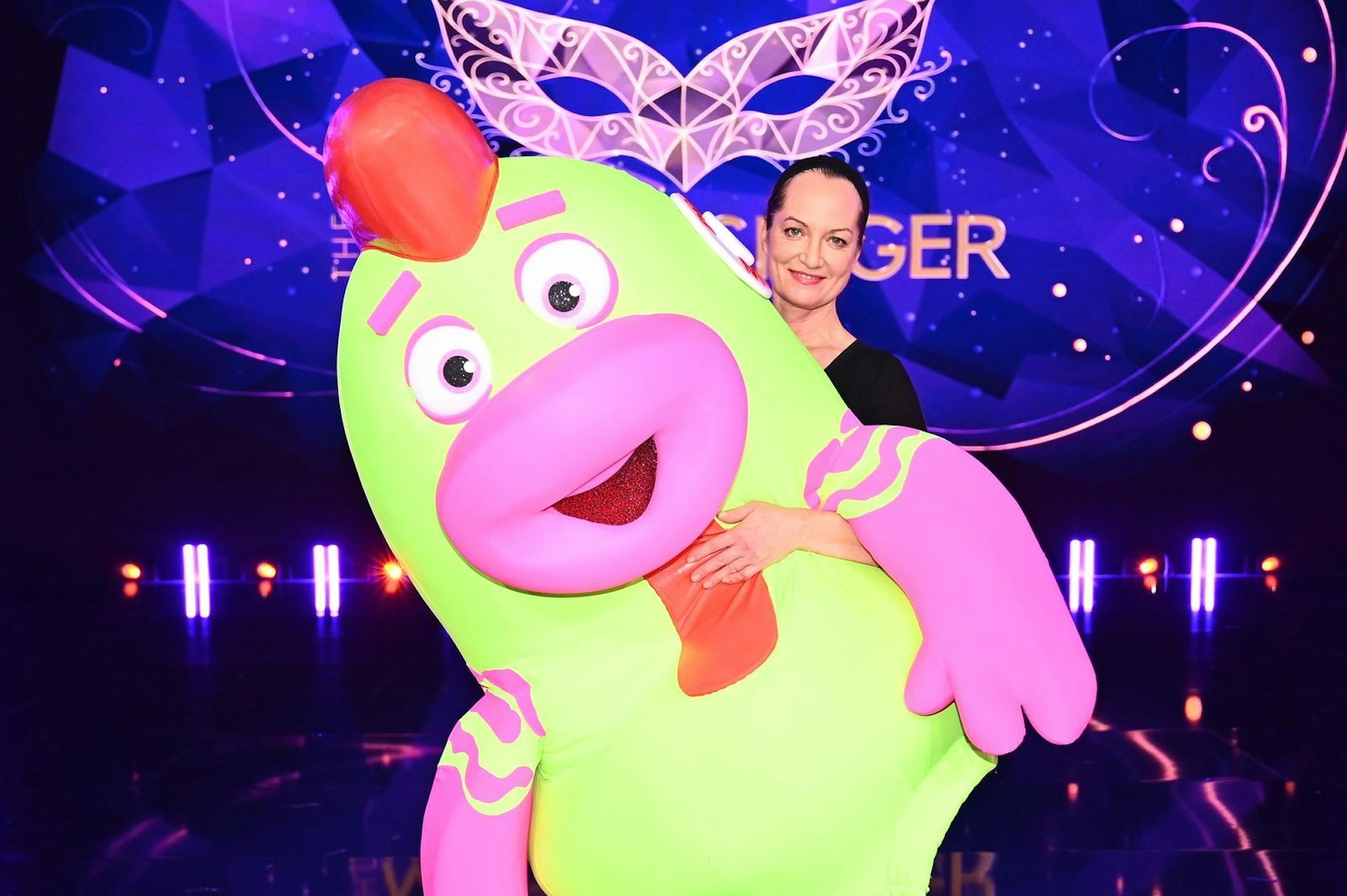 Es hat sich ausgequietscht! Schauspielerin Natalia Wörner wurde enttarnt und musste bei „The Masked Singer“ die Maske des süßen Hundespielzeugs fallen lassen. (Bild: Joyn/Julia Feldhagen)