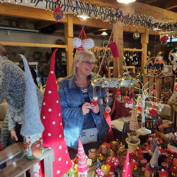 Beim vorweihnachtlichen Markt an der Lambertsmühle in Burscheid verkauft auch Elke Boes ihre selbstgemachten Werke.