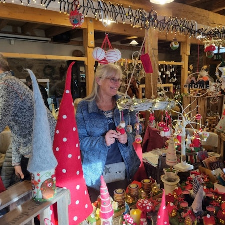 Beim vorweihnachtlichen Markt an der Lambertsmühle in Burscheid verkauft auch Elke Boes ihre selbstgemachten Werke.