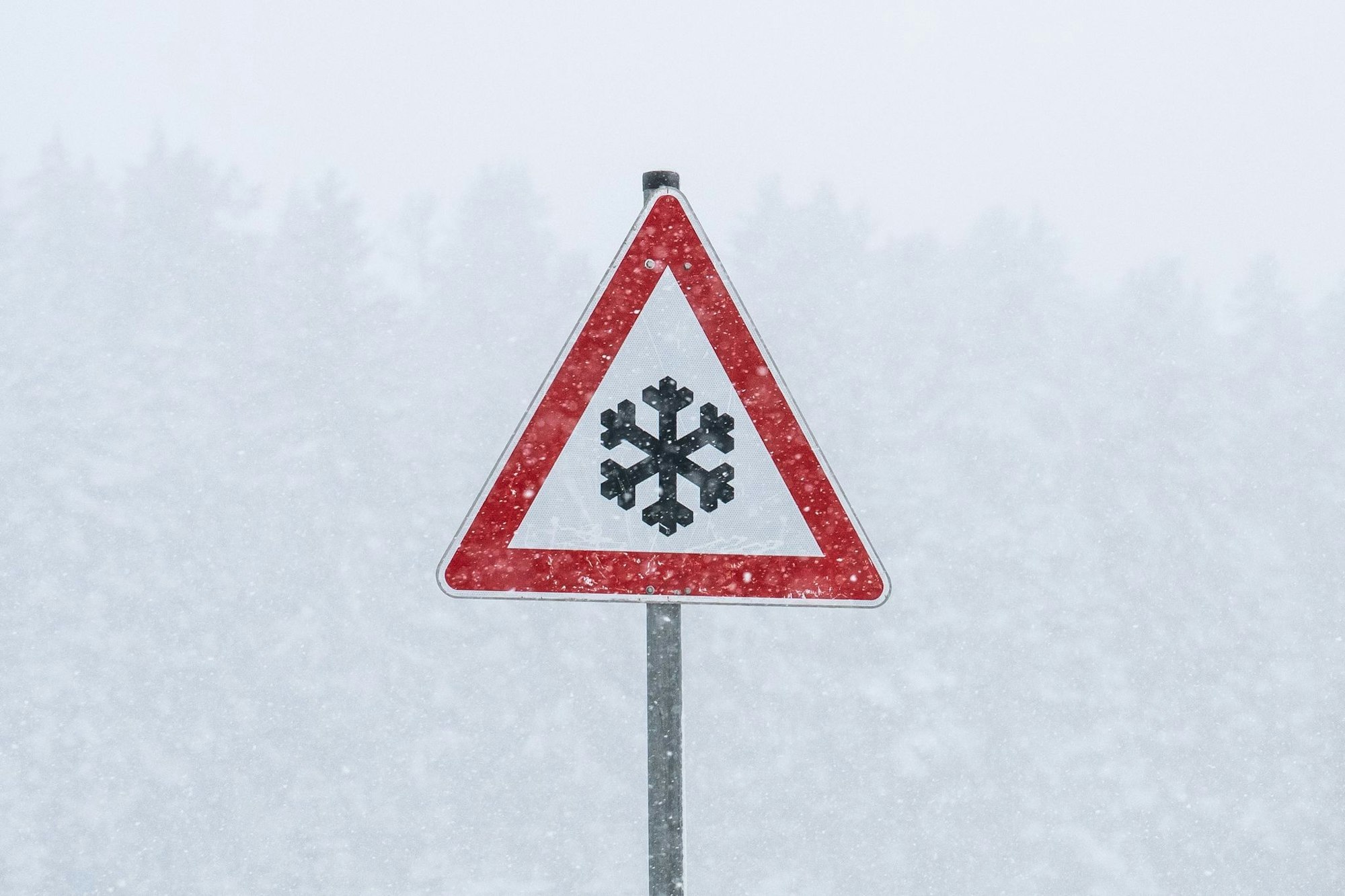 Schneefälle und gefrierender Regen könnten mancherorts zu Rutschpartien führen. (Archivbild)