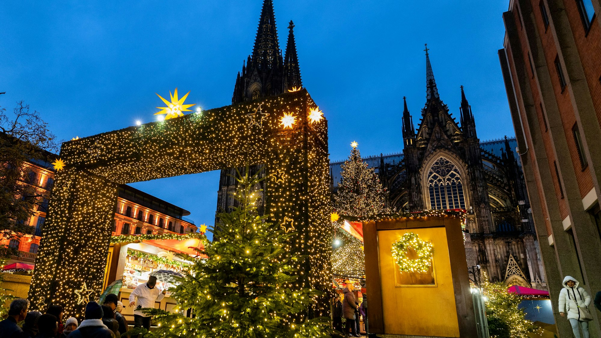 Der Weihnachtsmarkt am Kölner Dom auf dem Roncalliplatz bleibt wegen Totensonntag geschlossen.