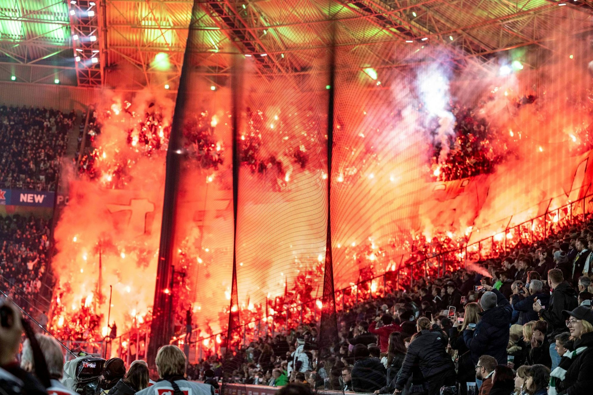Das Zünden von Pyrotechnik im Stadion gehört zu den Problemfeldern, über die sich die Innenminister von Bund und Ländern bei ihrer nächsten Konferenz in Bremen unterhalten wollen. (Archivfoto)