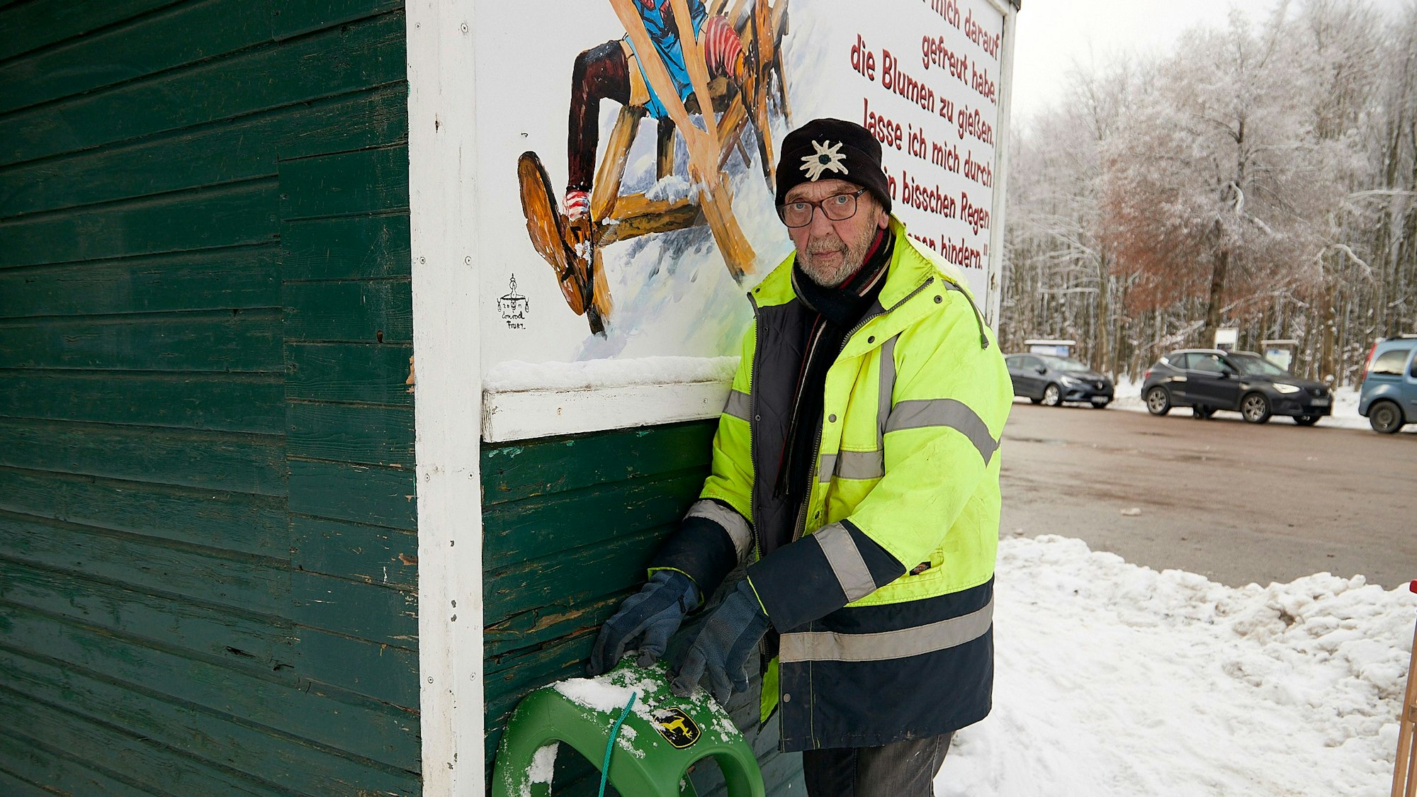 Das Archivfoto zeigt Liftbetreiber Alfred Zander vor einem Werbeplakat des Rodelverleihs.